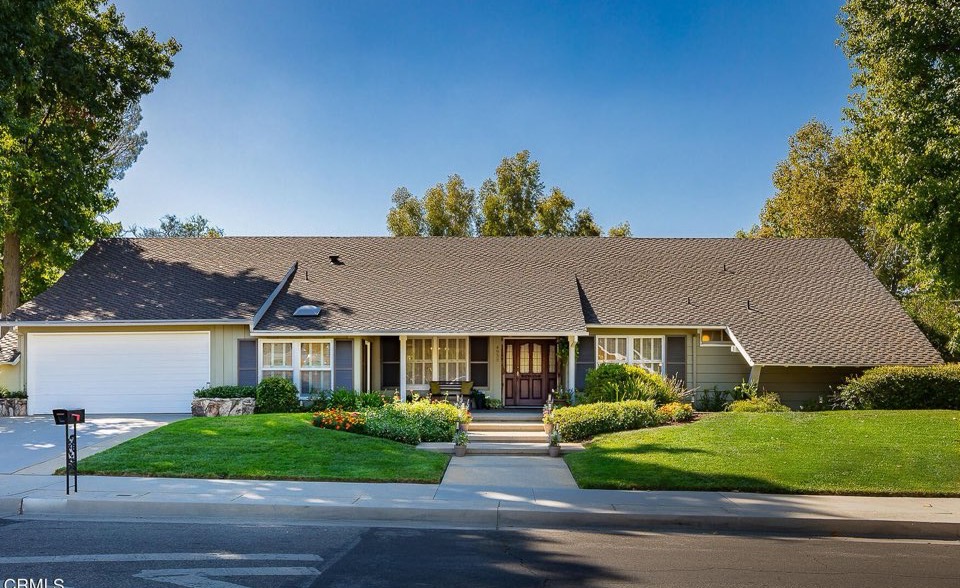Single story home with a wide lawn in Woodland Hills